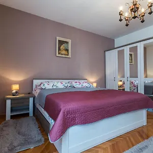 Drago 2br Apt. In Old Town Apartment